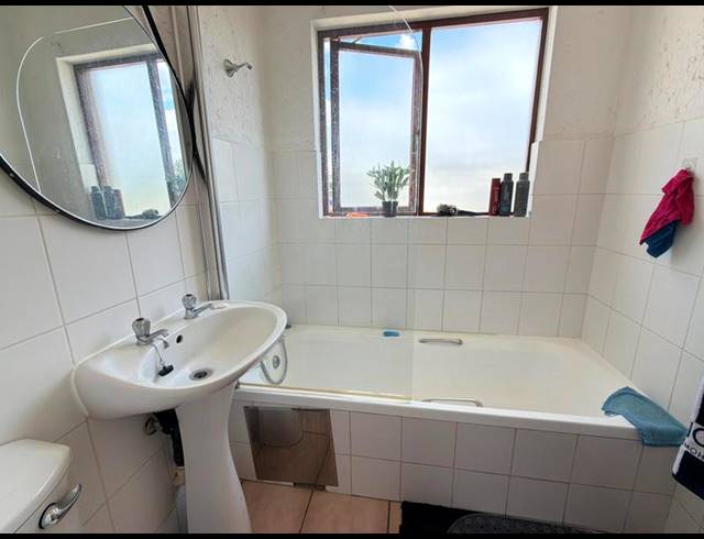 1 BEDROOM APARTMENT FOR SALE IN BRYANSTON